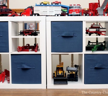 Organizing toys in a child's bedroom! The perfect way to refresh the space of your child and clear the clutter!