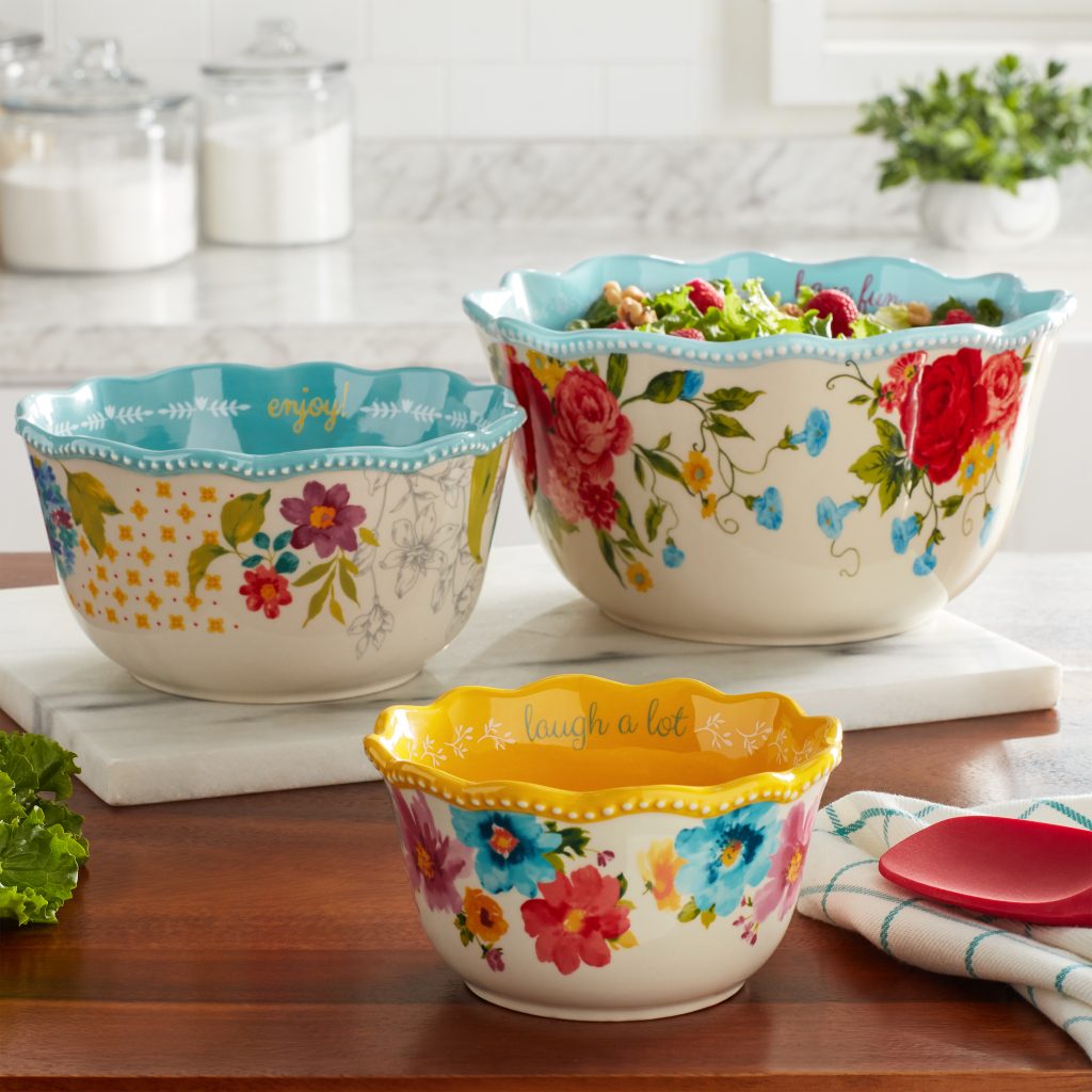 pioneer woman serving bowls