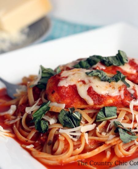 Make this slow cooker chicken parmesan recipe in your crock pot for supper tonight! A quick and easy dinner that the whole family will love!