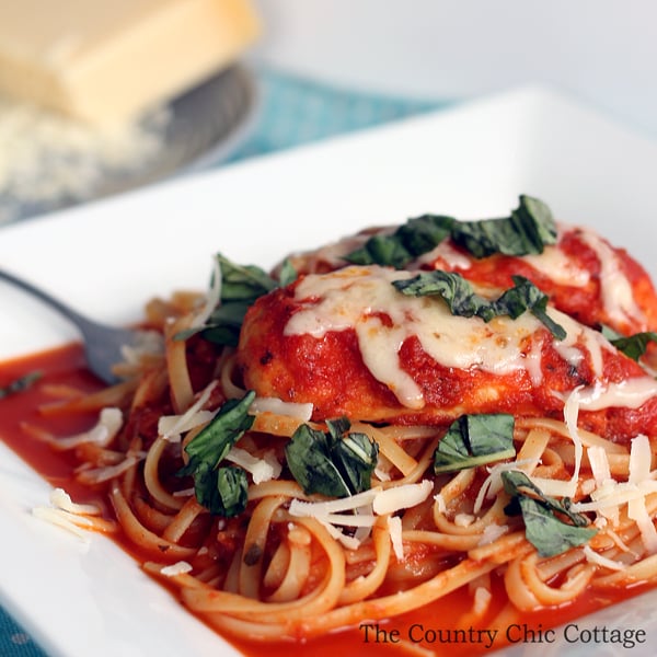 Make this slow cooker chicken parmesan recipe in your crock pot for supper tonight! A quick and easy dinner that the whole family will love!