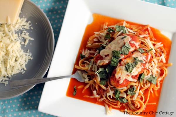 Make this slow cooker chicken parmesan recipe in your crock pot for supper tonight! A quick and easy dinner that the whole family will love!