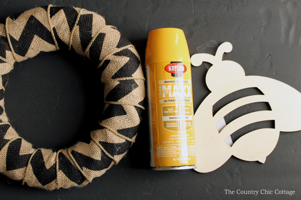 Make this burlap bee spring wreath! It only takes minutes and you have a gorgeous burlap wreath for your door!