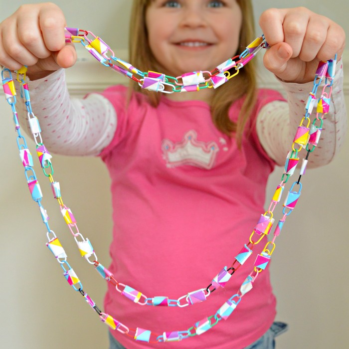 You will love these quick and easy crafts that are sure to keep your kids busy! Great kids crafts that keep little hands busy!