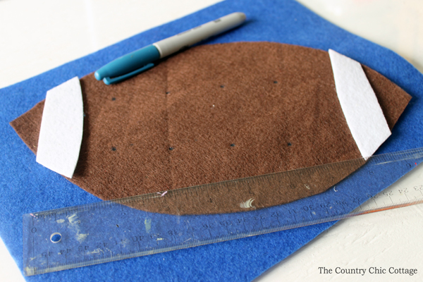 Kids can learn how to tie with this fun football busy book page! A great felt craft idea that includes the pattern for creating your own!