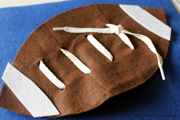 Kids can learn how to tie with this fun football busy book page! A great felt craft idea that includes the pattern for creating your own!