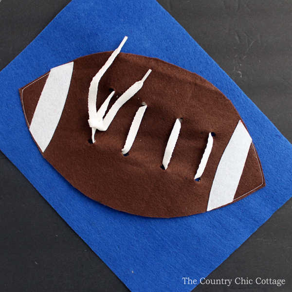 Kids can learn how to tie with this fun football busy book page! A great felt craft idea that includes the pattern for creating your own!