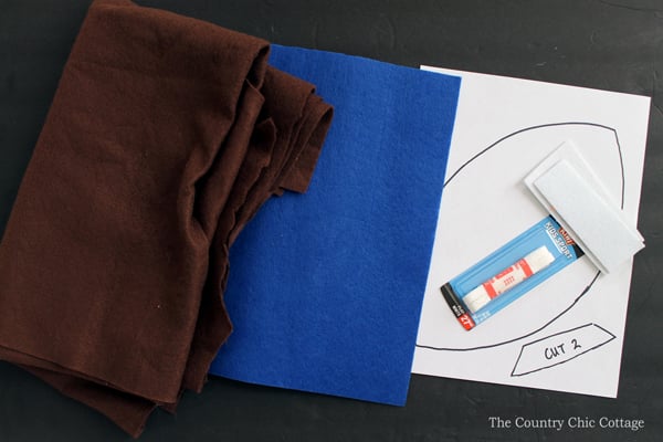 Kids can learn how to tie with this fun football busy book page! A great felt craft idea that includes the pattern for creating your own!