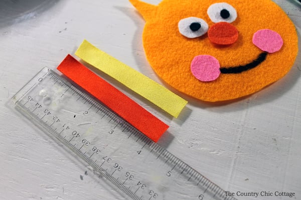 Learn how to make a lion busy book page from felt! A busy book is a great handmade gift for babies and toddlers!