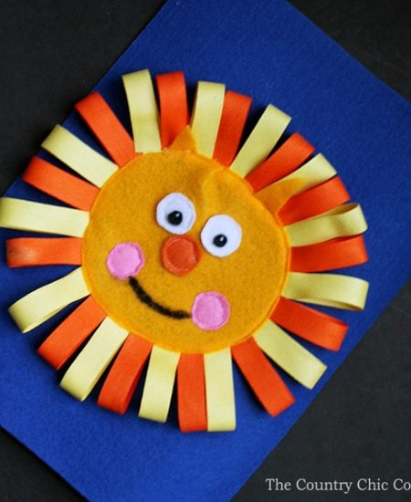 Learn how to make a lion busy book page from felt! A busy book is a great handmade gift for babies and toddlers!