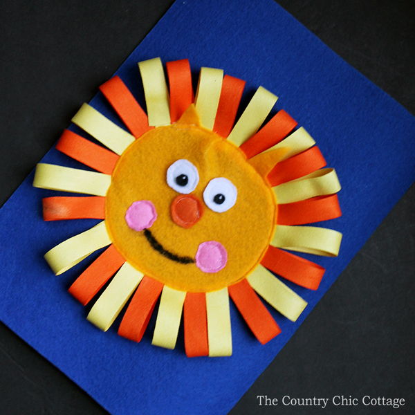 Learn how to make a lion busy book page from felt! A busy book is a great handmade gift for babies and toddlers!