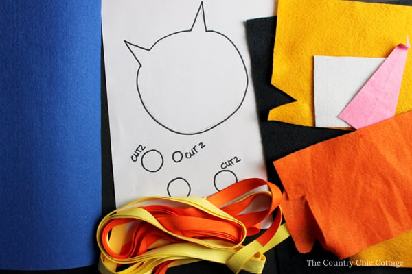Learn how to make a lion busy book page from felt! A busy book is a great handmade gift for babies and toddlers!