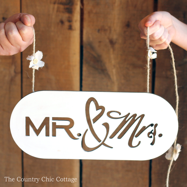 Make this DIY wedding photo prop to capture pictures of the bride and groom on their big day! A super simple craft tutorial that anyone can make!