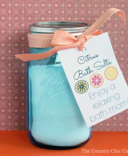 Make this citrus bath salts gift in a jar for mom for Mother's Day! A simple idea that mom will love to receive!