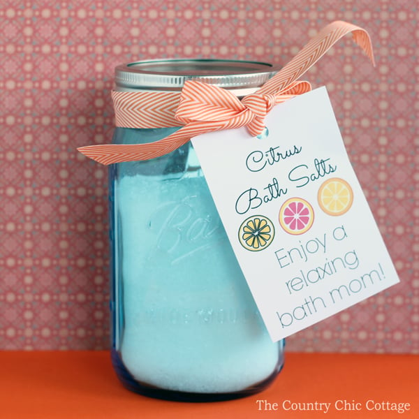 Make this citrus bath salts gift in a jar for mom for Mother's Day! A simple idea that mom will love to receive!