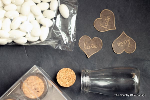 Make these DIY wedding favors for your wedding guests! An easy project with a free printable label!