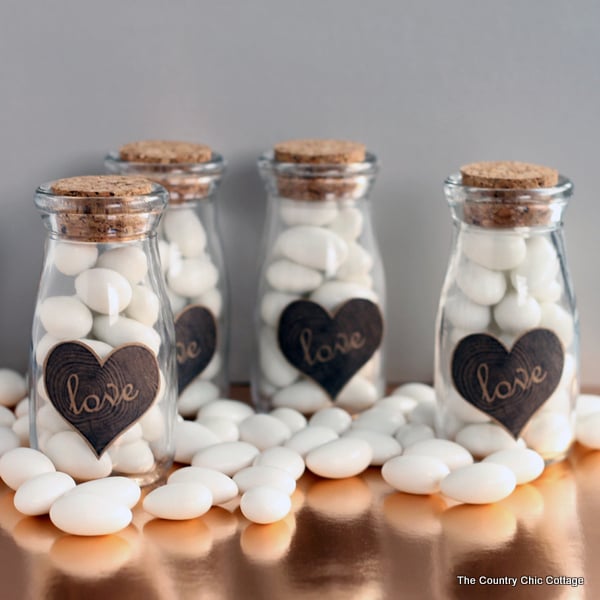 Make these DIY wedding favors for your wedding guests! An easy project with a free printable label!
