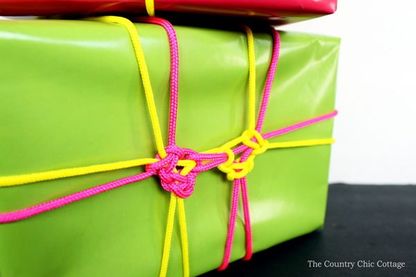 Alternating square knots DIY macrame gift wrap