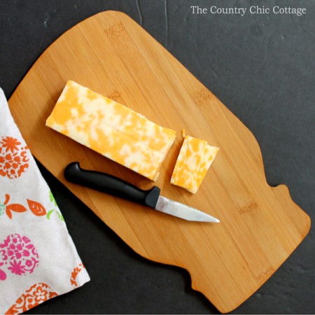 See how to make this mason jar cutting board in just minutes! Makes a great gift or addition to your kitchen!