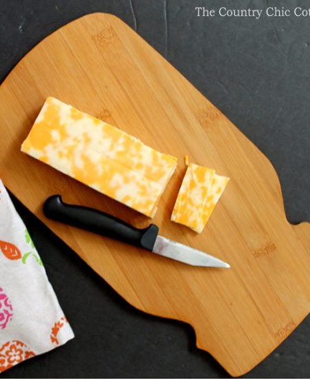 See how to make this mason jar cutting board in just minutes! Makes a great gift or addition to your kitchen!