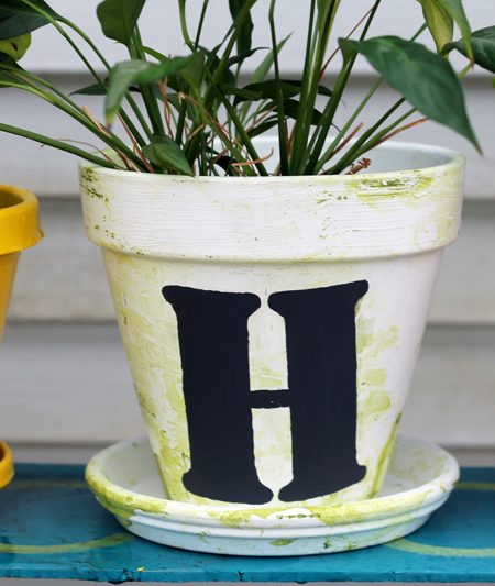 Make this marbled flower pot for your home! A step by step tutorial on how to marble easily and add a painted monogram!