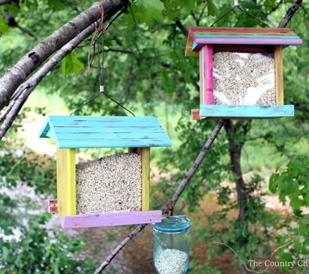 Paint these beach house bird feeders in minutes! A cute craft that the whole family will love! If you family loves birding, this is a DIY project for you!