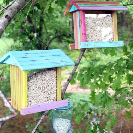 Paint these beach house bird feeders in minutes! A cute craft that the whole family will love! If you family loves birding, this is a DIY project for you!