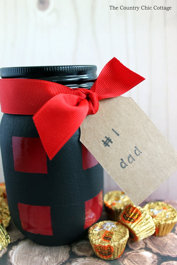 Make this lumberjack plaid mason jar for Father's Day! A great idea for a gift in a jar!