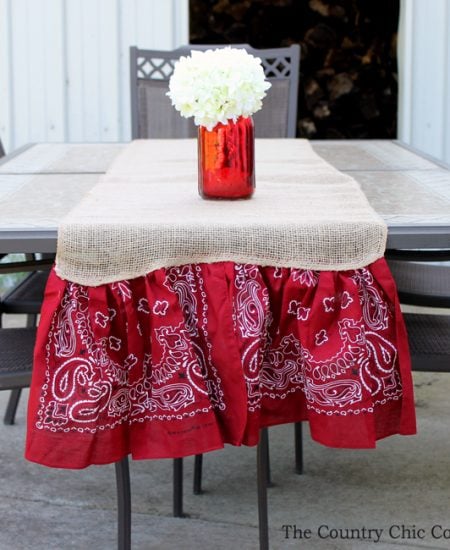 Make this summer burlap table runner for parties and backyard barbecues! A quick and easy project that is perfect for your home!