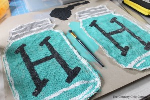 Make your own mason jar flag with these instructions! Perfect for your summer garden!