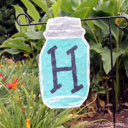 Make your own mason jar flag with these instructions! Perfect for your summer garden!
