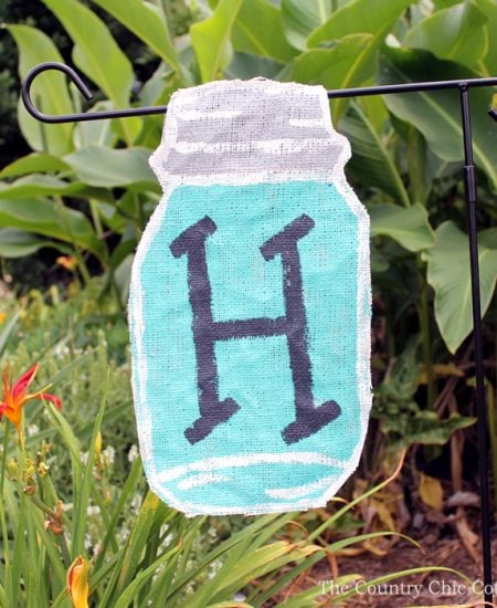 Make your own mason jar flag with these instructions! Perfect for your summer garden!