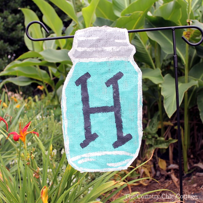 Make your own mason jar flag with these instructions! Perfect for your summer garden!