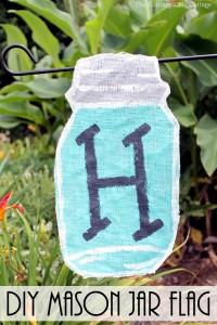 Make your own mason jar flag with these instructions! Perfect for your summer garden!