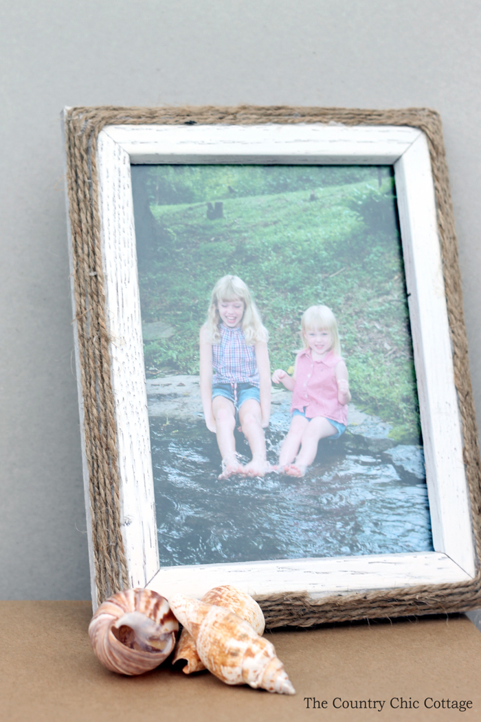 picture frame with jute rope around the edge