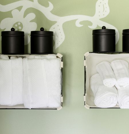 Small bathroom organization ideas that really work! Quick and easy ideas to organize your tiny bathroom in minutes!