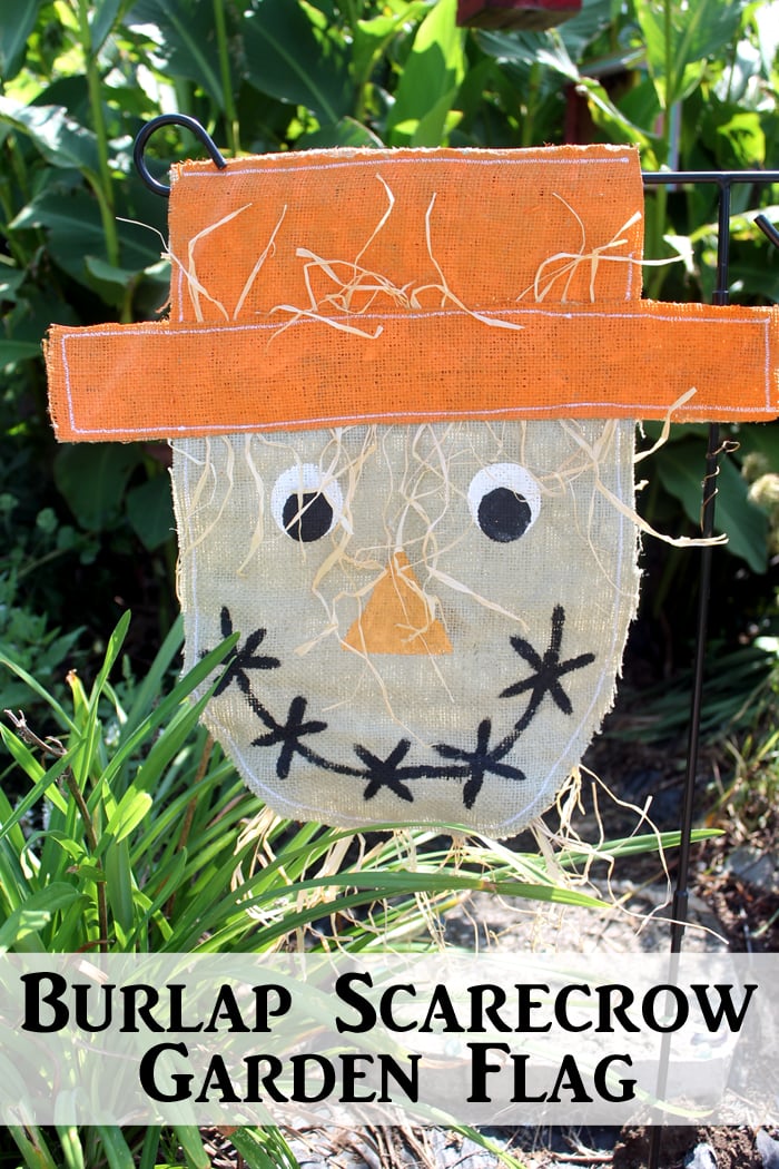 Make this burlap scarecrow garden flag for your outdoor decor this fall! An easy sewing project that anyone can make with this tutorial.