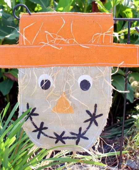 Make this burlap scarecrow garden flag for your outdoor decor this fall! An easy sewing project that anyone can make with this tutorial.