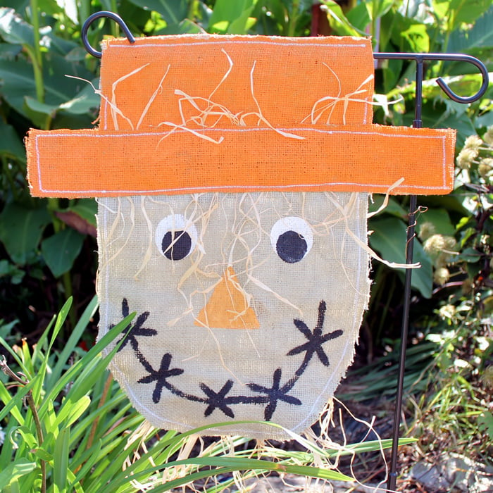 Make this burlap scarecrow garden flag for your outdoor decor this fall! An easy sewing project that anyone can make with this tutorial.