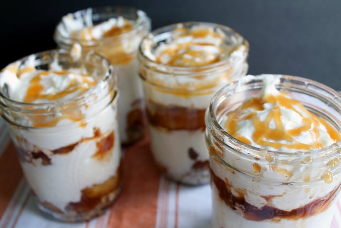 Try this delicious caramel apple cheesecake recipe in a jar this fall! A delicious recipe that makes a mouthwatering dessert!