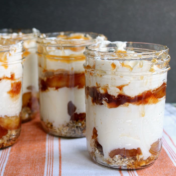 Try this delicious caramel apple cheesecake recipe in a jar this fall! A delicious recipe that makes a mouthwatering dessert!