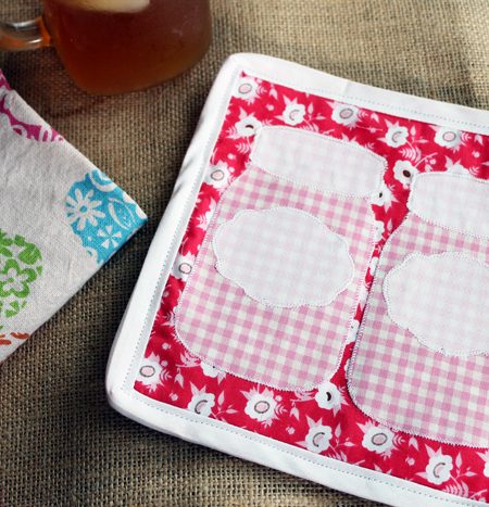 How to make a potholder: Make this DIY jar potholder for your kitchen! A fun sewing projects with step by step and video instructions!