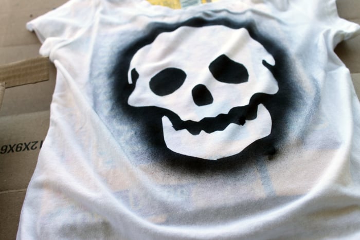 Easy skull air brush shirt for Halloween or anytime of the year! Easy to make and perfect for kids to make themselves!