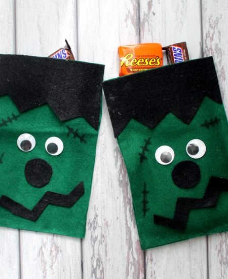 These Frankenstein Halloween bags are easy to make from felt! See the craft tutorial here!