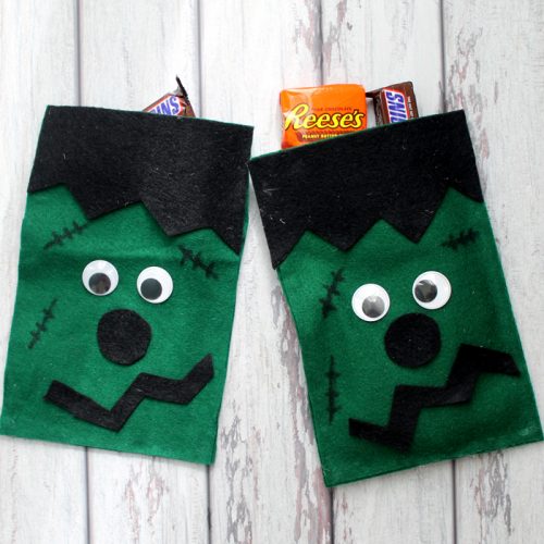 These Frankenstein Halloween bags are easy to make from felt! See the craft tutorial here!