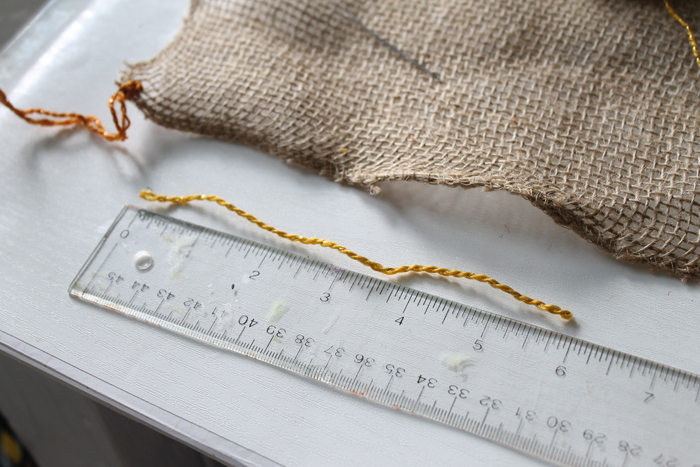 Make this fringed burlap table runner for your Thanksgiving table!