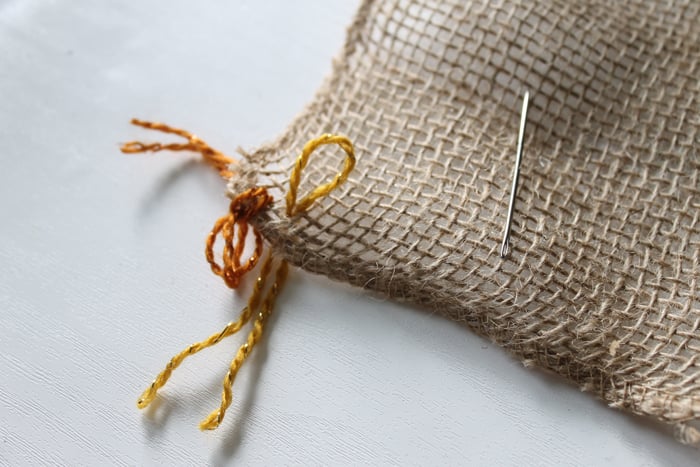 Make this fringed burlap table runner for your Thanksgiving table!