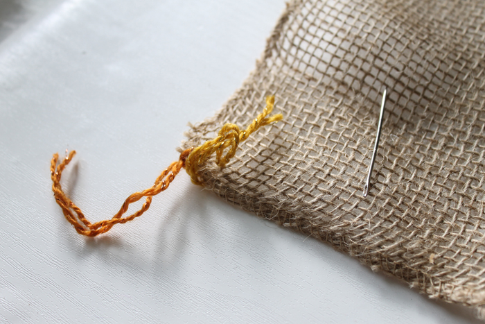 Make this fringed burlap table runner for your Thanksgiving table!