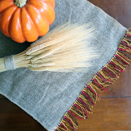 Make this fringed burlap table runner for your Thanksgiving table!