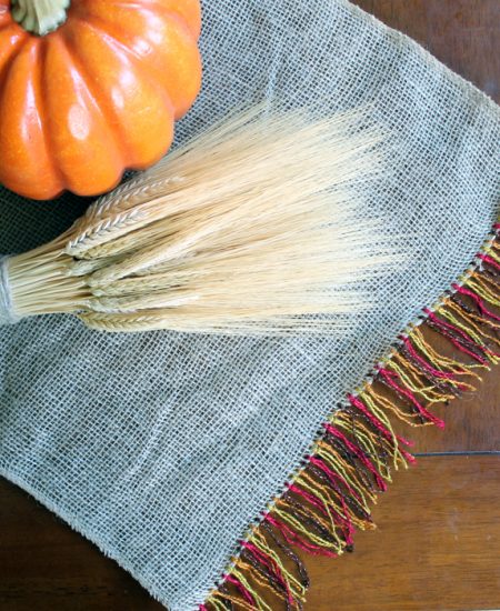 Make this fringed burlap table runner for your Thanksgiving table!
