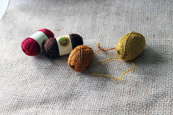 Make this fringed burlap table runner for your Thanksgiving table!